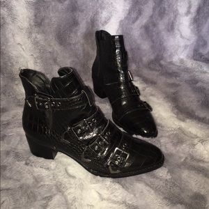 Very cute black ankle boots!!